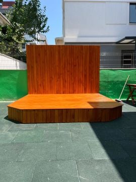 Ahşap Sahne – Dış Mekan Uyumlu (3x3 m | Arka Panel: 3x2 m)