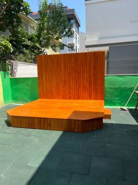 Ahşap Sahne – Dış Mekan Uyumlu (3x3 m | Arka Panel: 3x2 m)